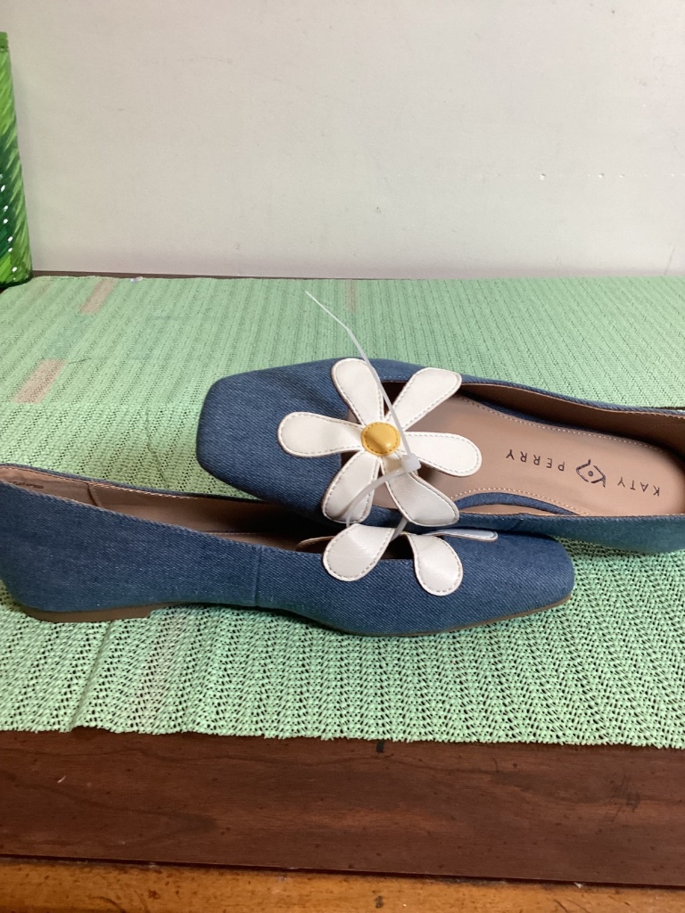 Katy Perry vamp square denim flats with daisy cut out SZ 9 flower power,dainty - Picture 5 of 11